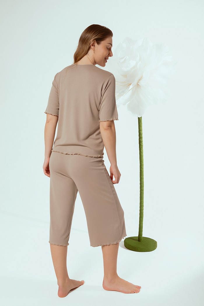 Pijama t-shirt e calça pantacourt de viscose com elastano