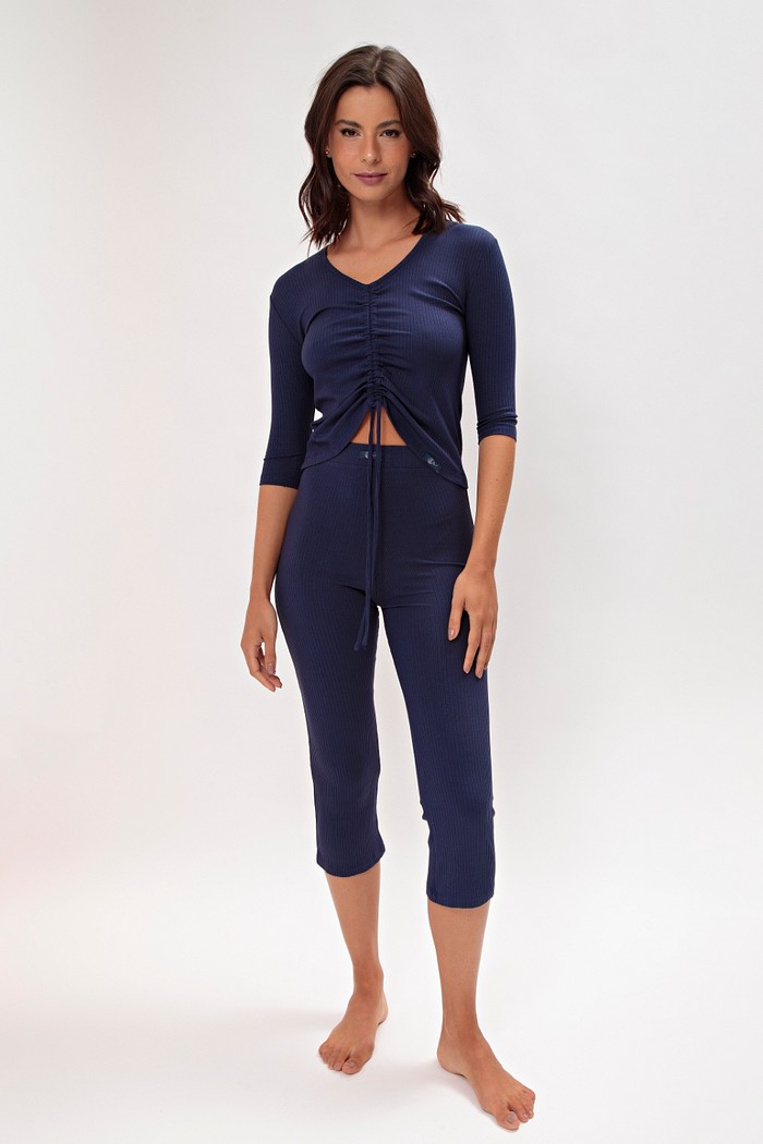 Pijama blusa franzida e calça pantacourt canelado de viscose com elastano