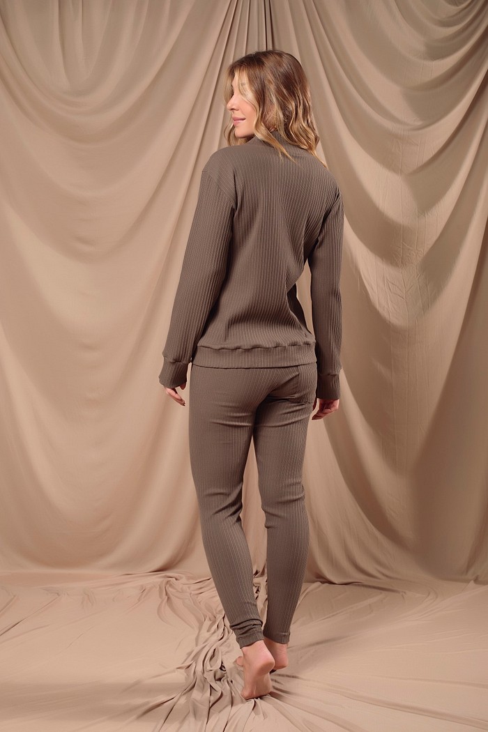 Pijama blusão e calça slim de algodão com elastano