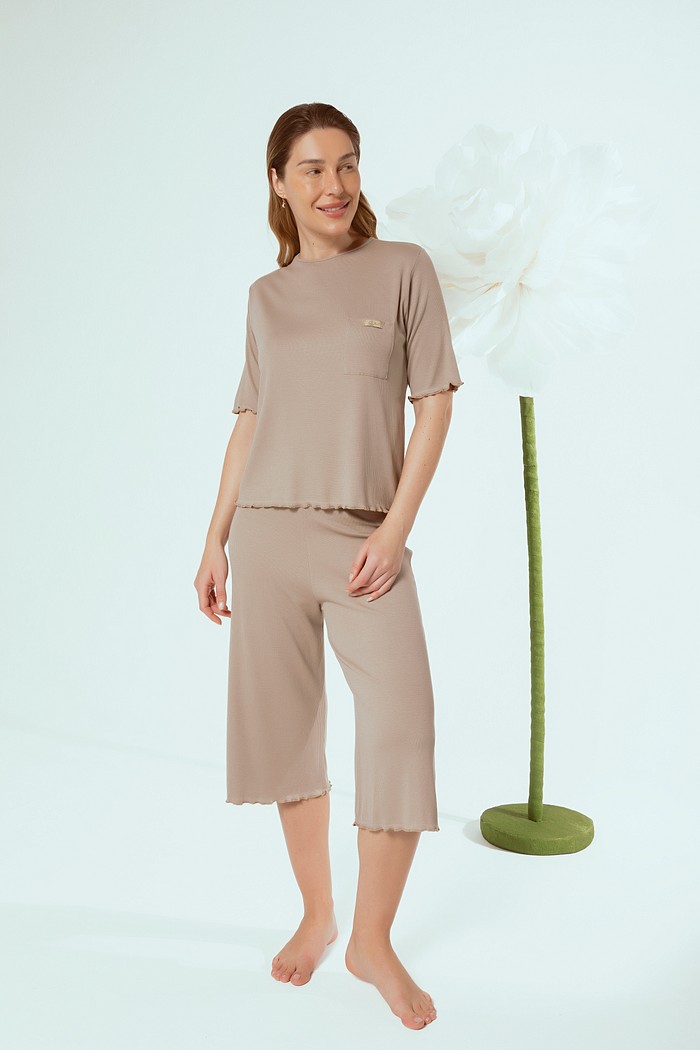 Pijama t-shirt e calça pantacourt de viscose com elastano