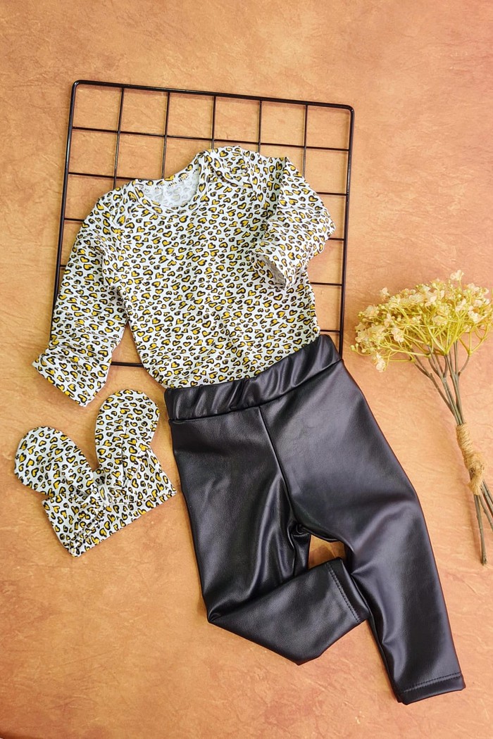 Body ML Estampado +Calça Couro Preta Lisa + Laço de Cabelo Estampado