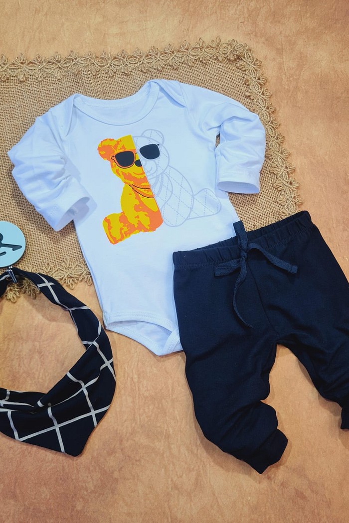 Calça Preta + Bandana Preto Grid + Body Branco Estampado