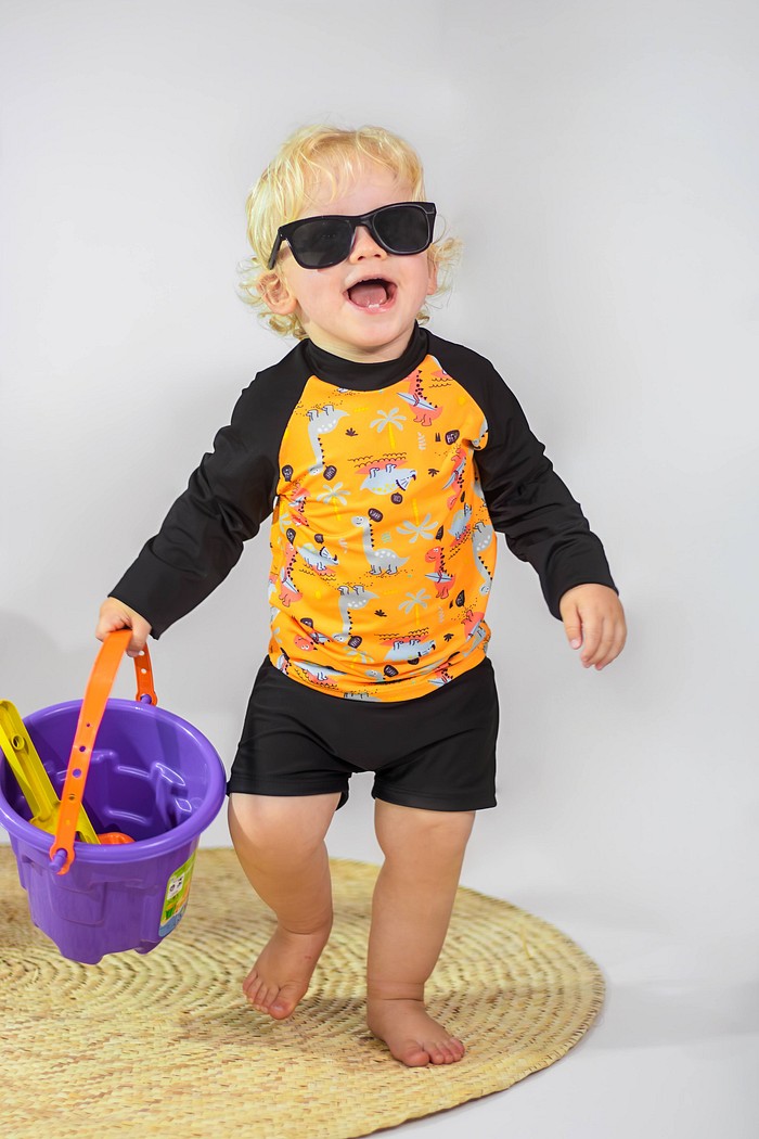 Blusa + Sunga Preta + Chapéu