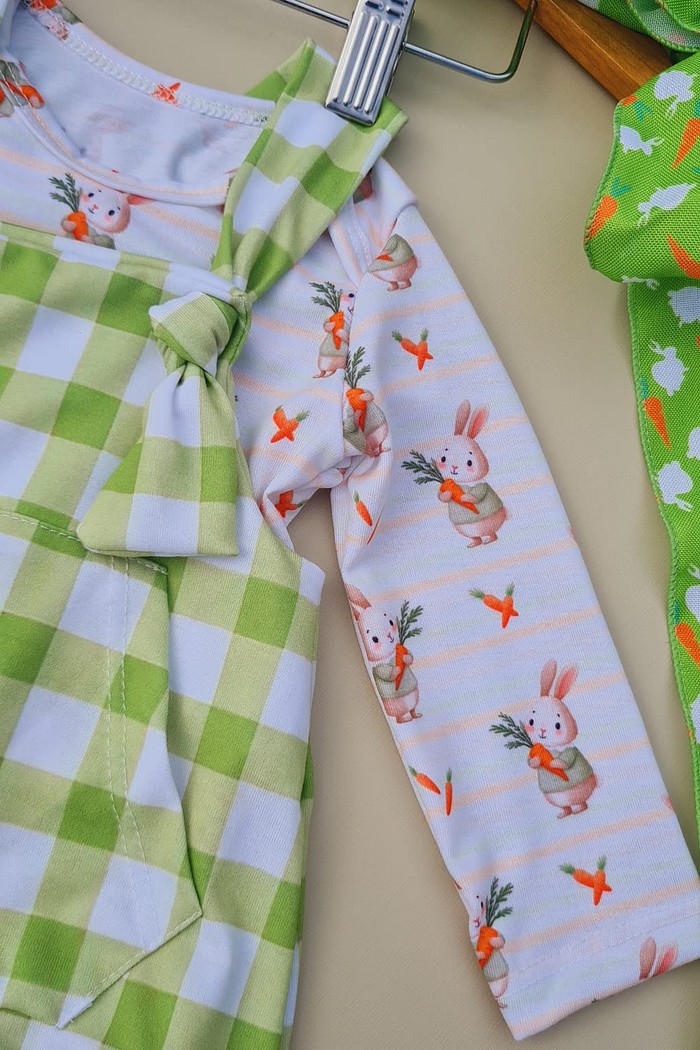 Jardineira Xadrez Verde + Camiseta Estampada