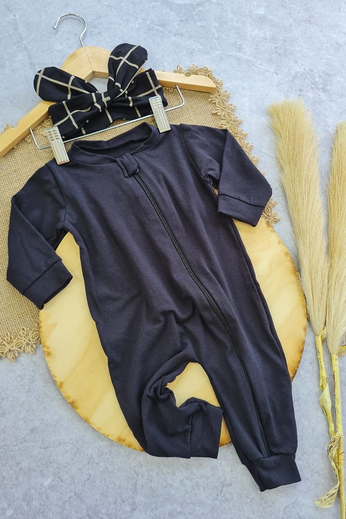 Macacão Ziper Preto + Laço