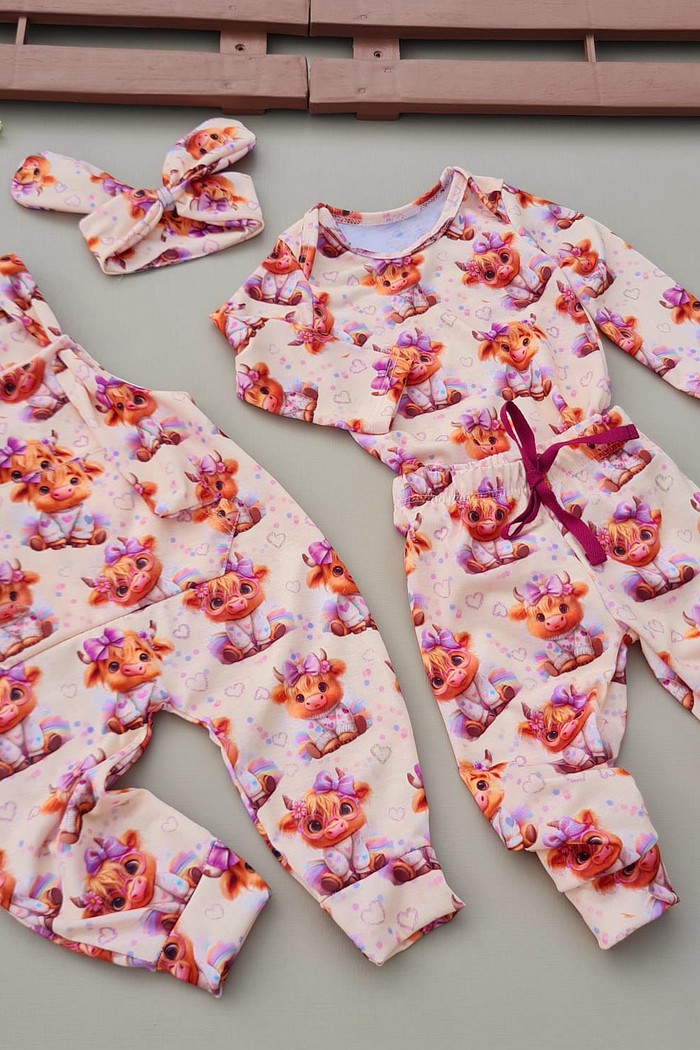 Jardineira + Body/ Blusa+Calça + Laço todo Estampado