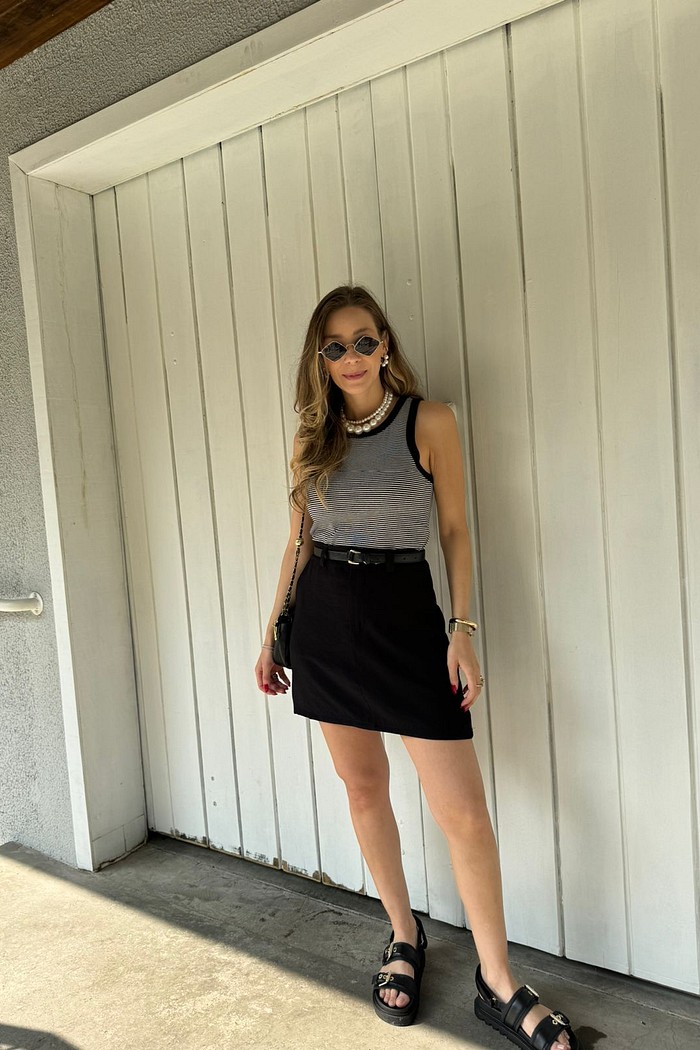 REGATA CROPPED CANELADA LISTRADA COM FRISO