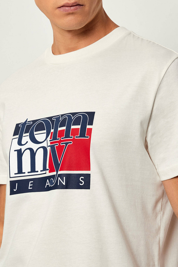 Camiseta Tommy Jeans Slim RWB Flag Off White