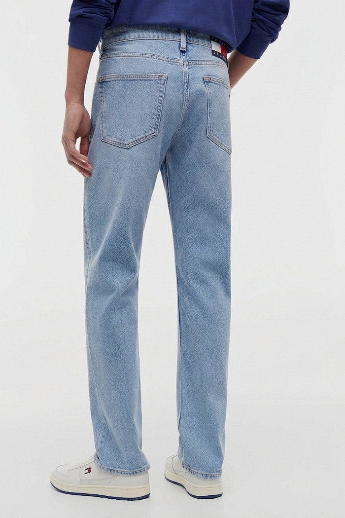 Calça Tommy Jeans Masculina Ryan Slim Straight Relaxed Azul Claro Costas