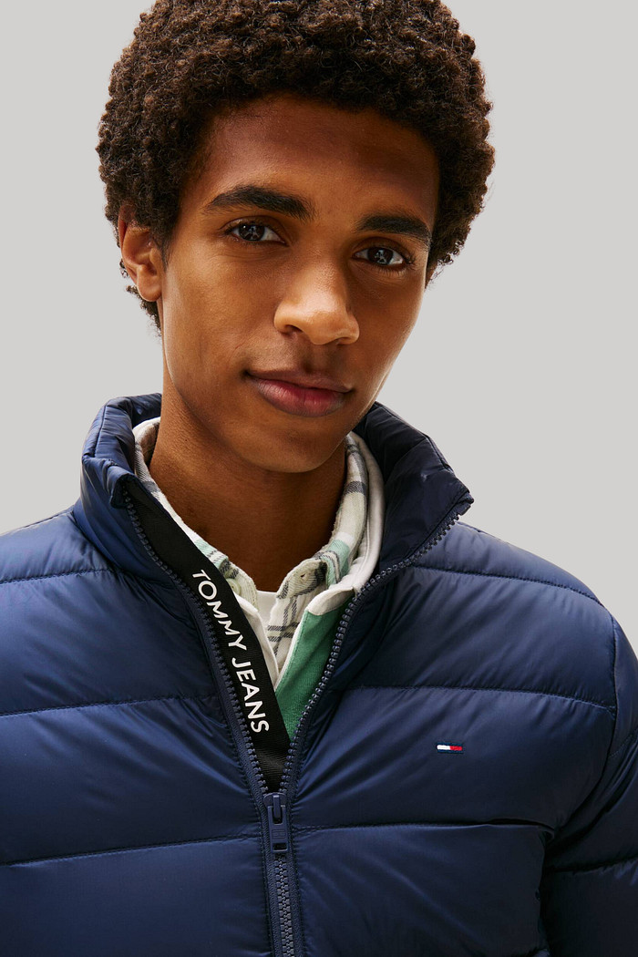 Jaqueta Tommy Jeans Masculina Relaxed Fit LT Down Jacket Azul Marinho Detalhe Frente