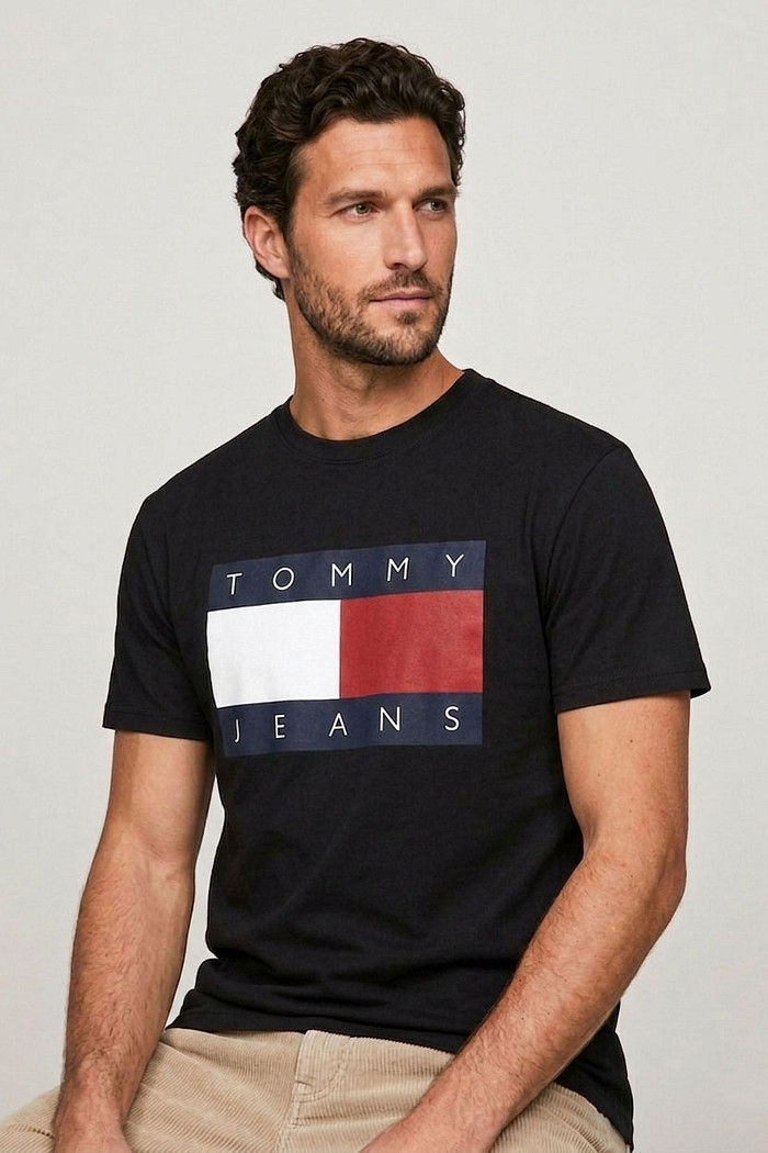 Camiseta Tommy Jeans Masculina Regular Big Flag Preta Frente Perfil