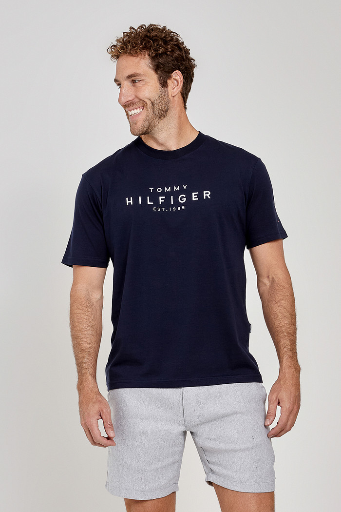 Camiseta Tommy Hilfiger Embroidered Logo Script Azul Marinho Frente