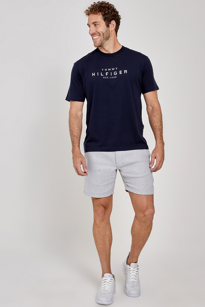 Camiseta Tommy Hilfiger Embroidered Logo Script Azul Marinho Lifestyle