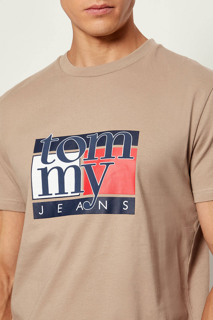 Camiseta Tommy Jeans Slim RWB Flag Bege