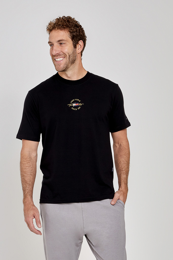 Camiseta Tommy Hilfiger Chest Flag Preta Frente