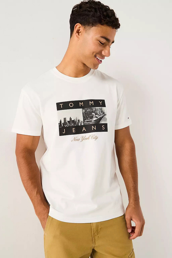 Camiseta Tommy Jeans Regular Reg Photo Flag Tee Branco Gelo