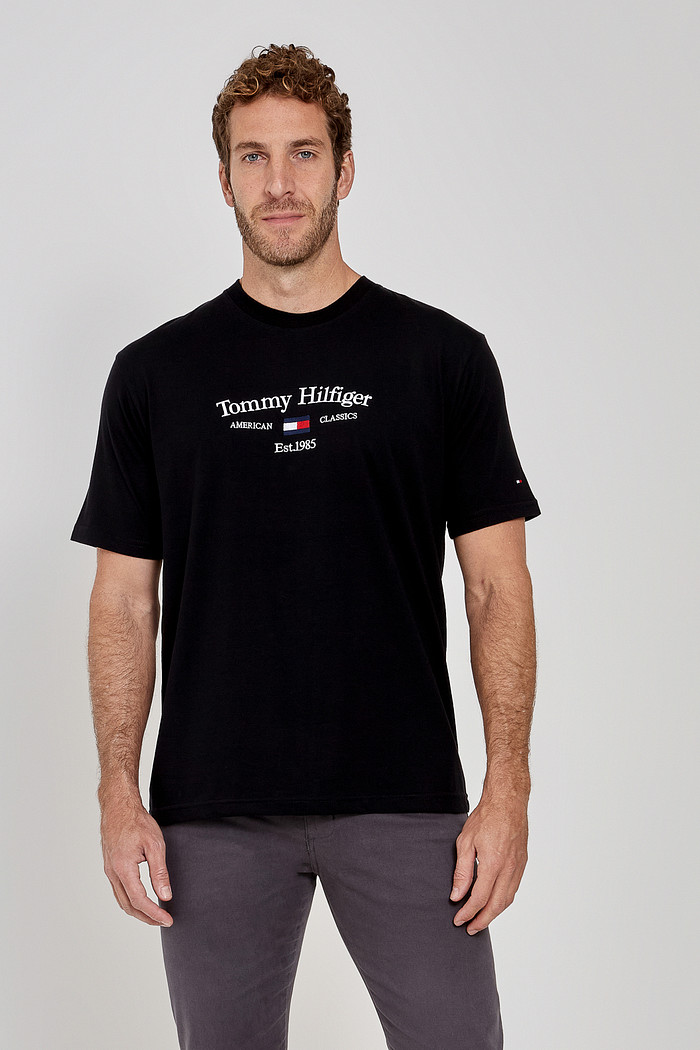 Camiseta Tommy Hilfiger Central Flag Preta Frente
