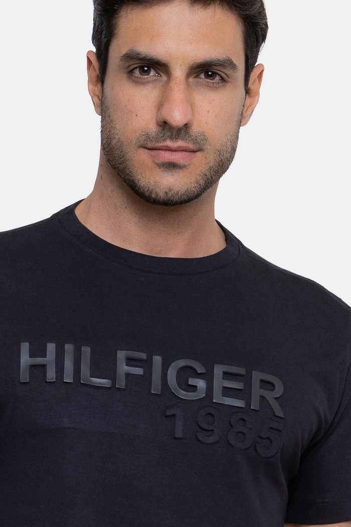 Camiseta Tommy Hilfiger Masculina Lettering Embossing Preta
