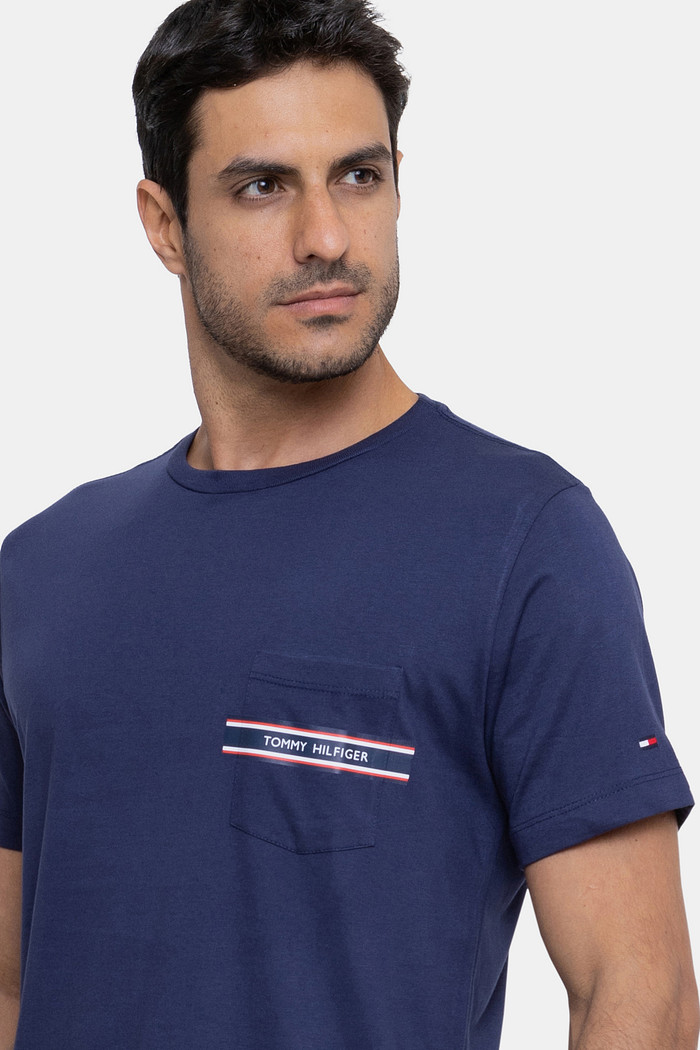Camiseta Tommy Hilfiger Masculina Pocket Flag Lettering Azul Marinho