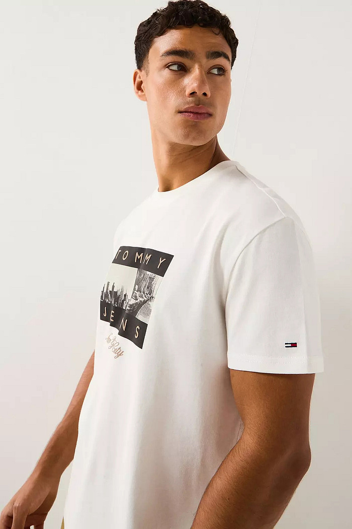 Camiseta Tommy Jeans Regular Reg Photo Flag Tee Branco Gelo