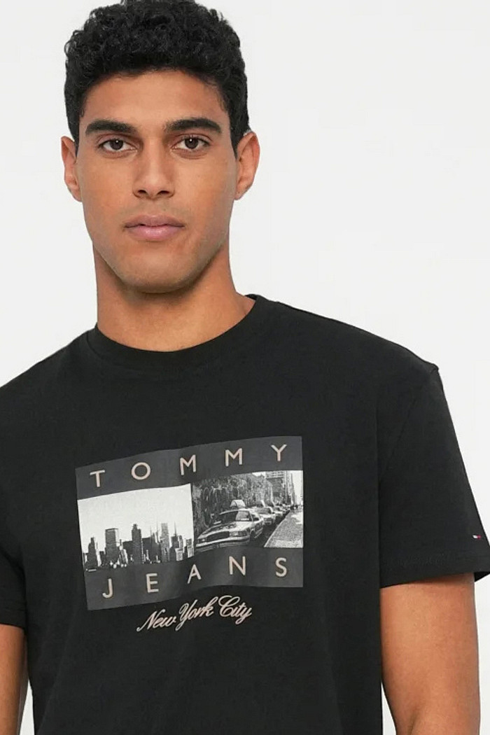 Camiseta Tommy Jeans Regular Reg Photo Flag Tee Preta