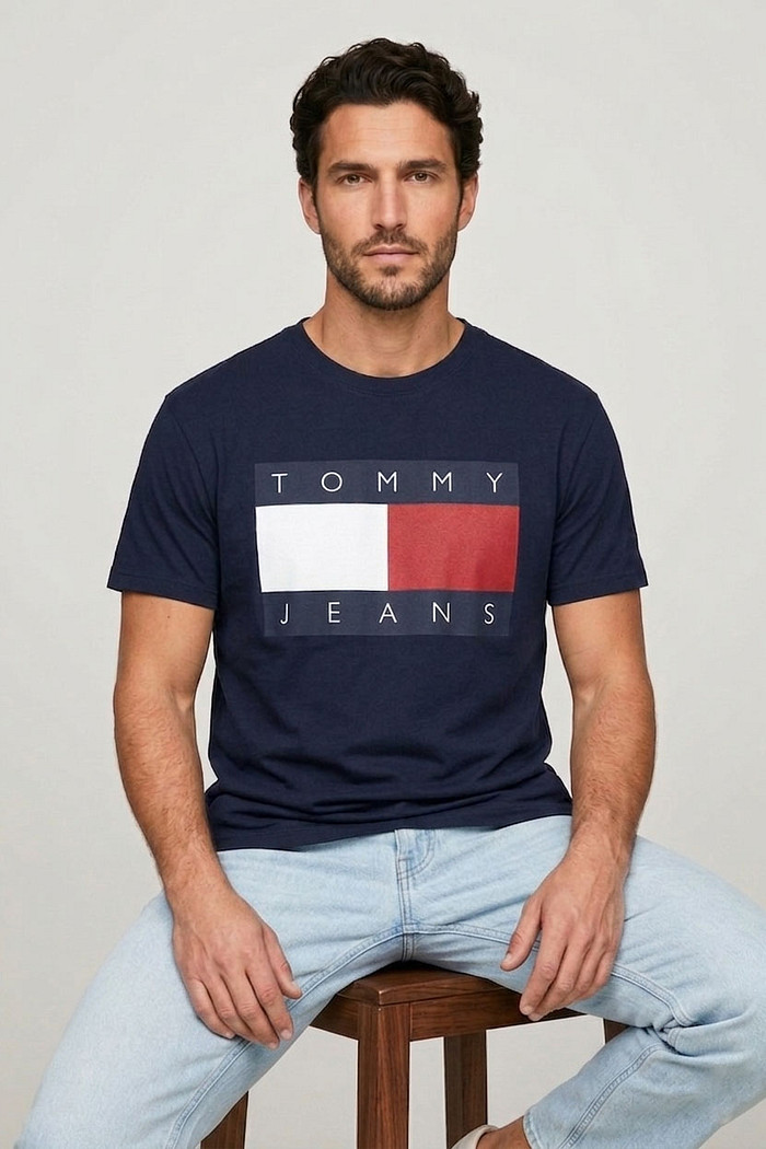 Camiseta Tommy Jeans Masculina Regular Big Flag Azul Marinho Frente Look