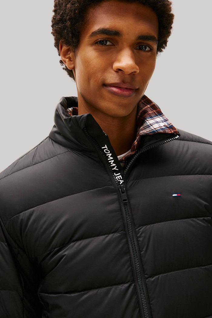 Jaqueta Tommy Jeans Masculina Relaxed Fit LT Down Jacket Preta Detalhe Frontal