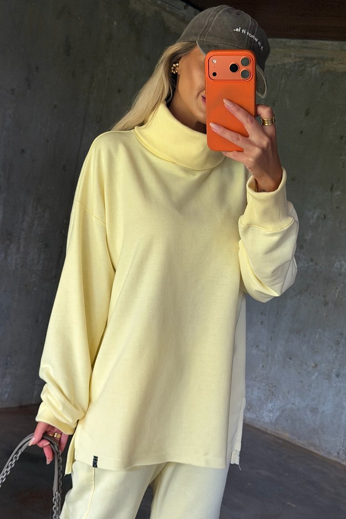 Blusão de Moletom Peluciado Gola Alta Amarelo Manteiga