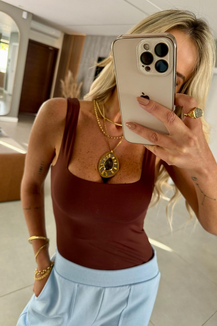 Blusa Poli Decote Quadrado Marrom