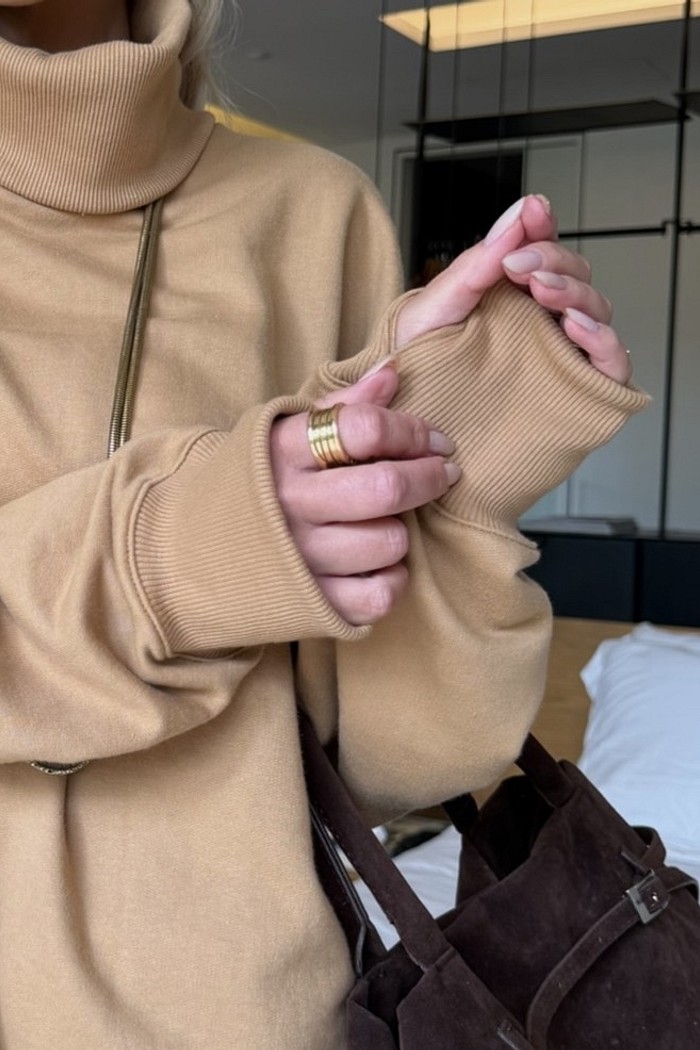 Blusão de Moletom Peluciado Gola Alta Camel