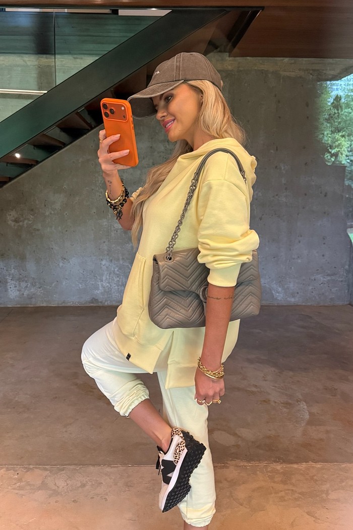 Moletom Maxi Peluciado com Bolso Amarelo Manteiga