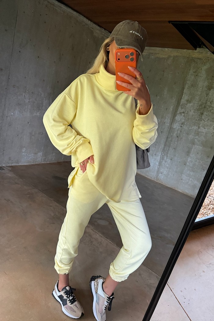 Blusão de Moletom Peluciado Gola Alta Amarelo Manteiga