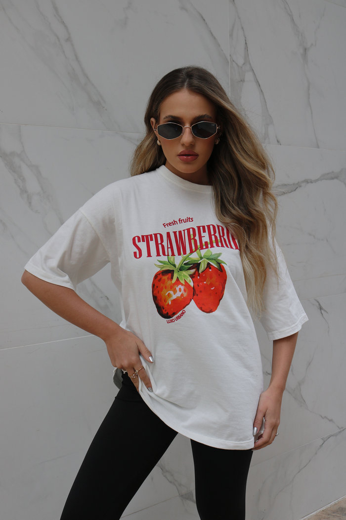 T-Shirt Over Strawberries Luxo Urbano