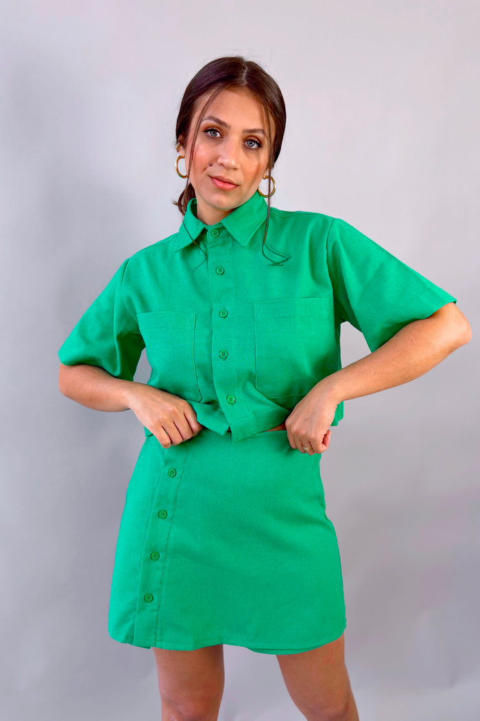 Camisa Cropped Linho com Bolsos Clarice Verde Luxo Urbano