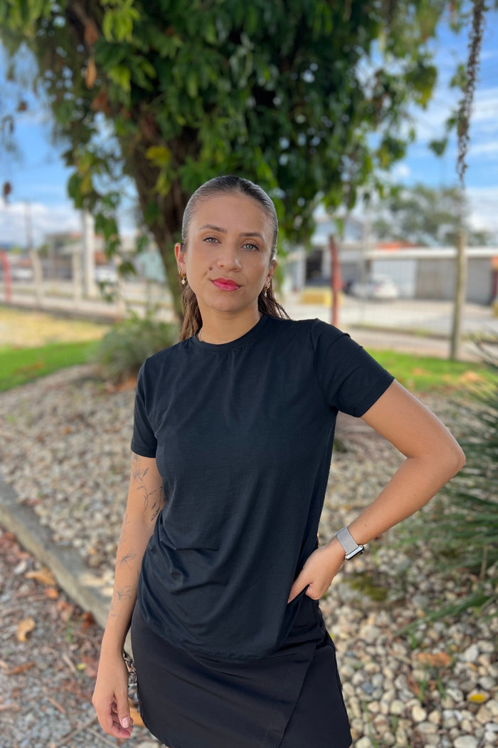 T-shirt Tecnológica Feminina em Modal Preto Luxo Urbano