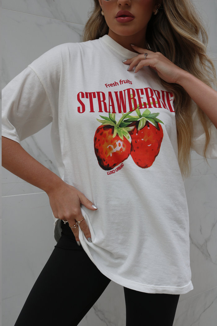 T-Shirt Over Strawberries Luxo Urbano