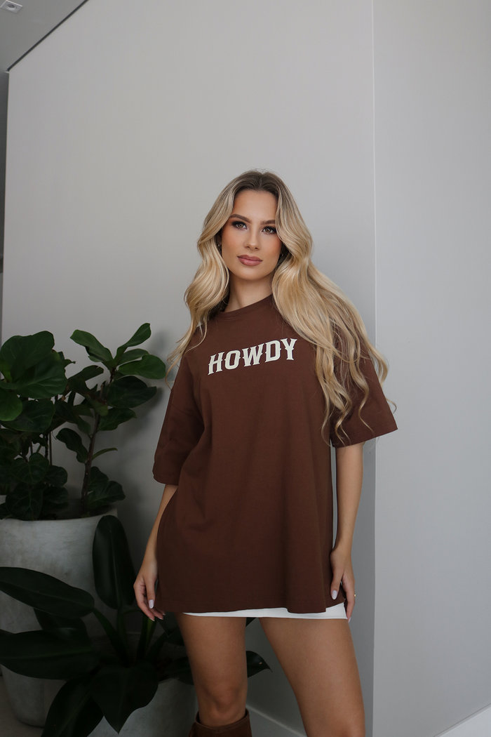 T-shirt Oversized Howdy Marrom Luxo Urbano