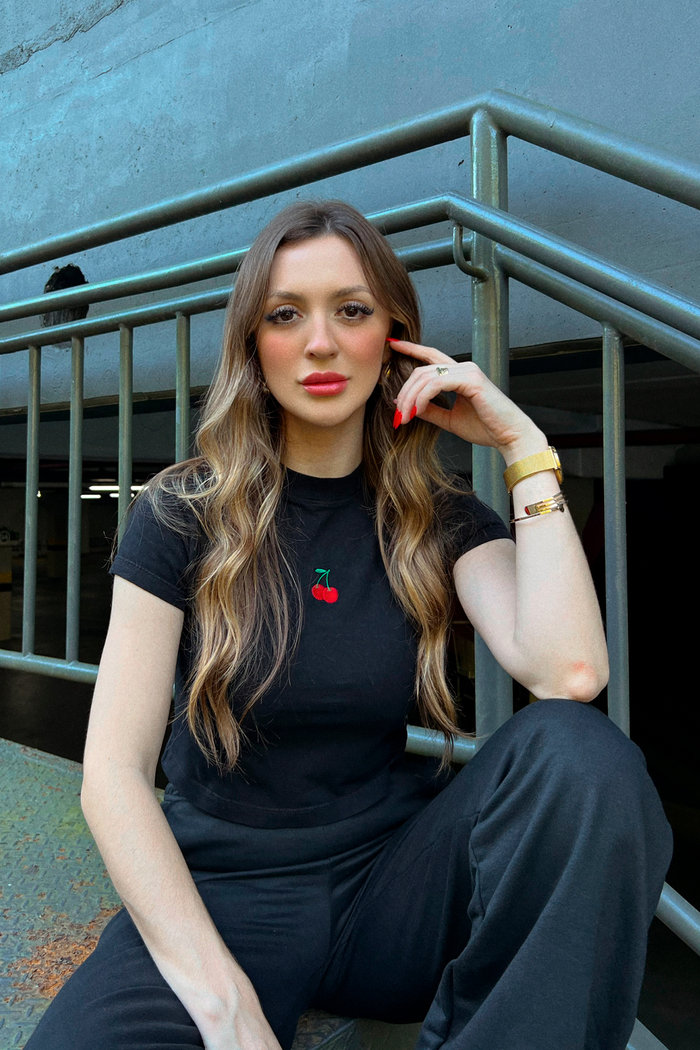 T-shirt Baby Look Bordada Cereja