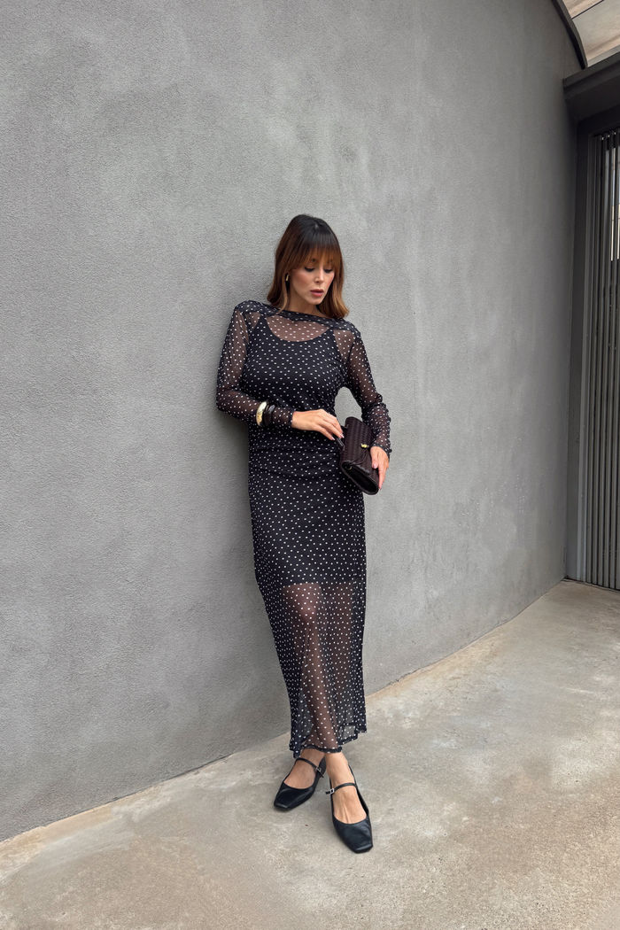 Vestido longo de tule estampado de poá, ajustado ao corpo, com drapeado, mangas longas e abertura traseira.