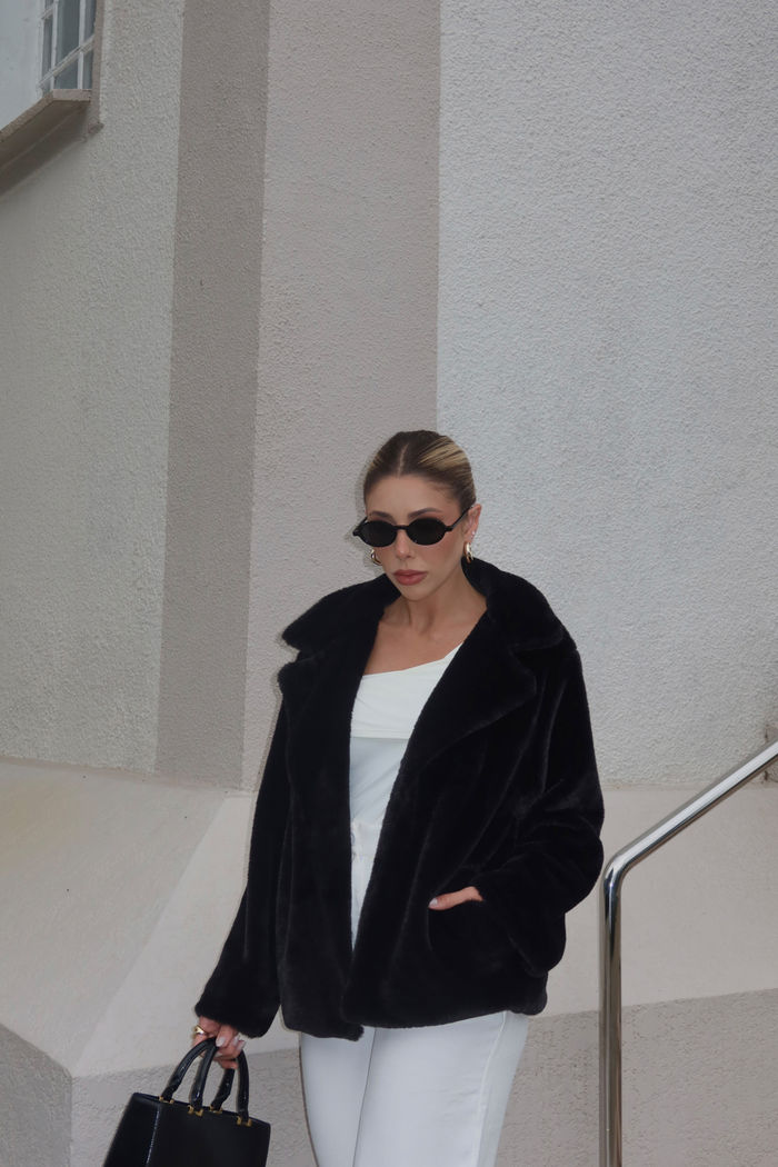 Casaco feminino em pelo sintético macio, modelagem levemente ampla, com bolsos e caimento estruturado, ideal para looks de inverno elegantes e confortáveis