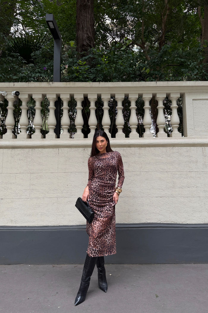 Vestido longo de tule estampado animal print, ajustado ao corpo, com drapeado, mangas longas e abertura traseira.