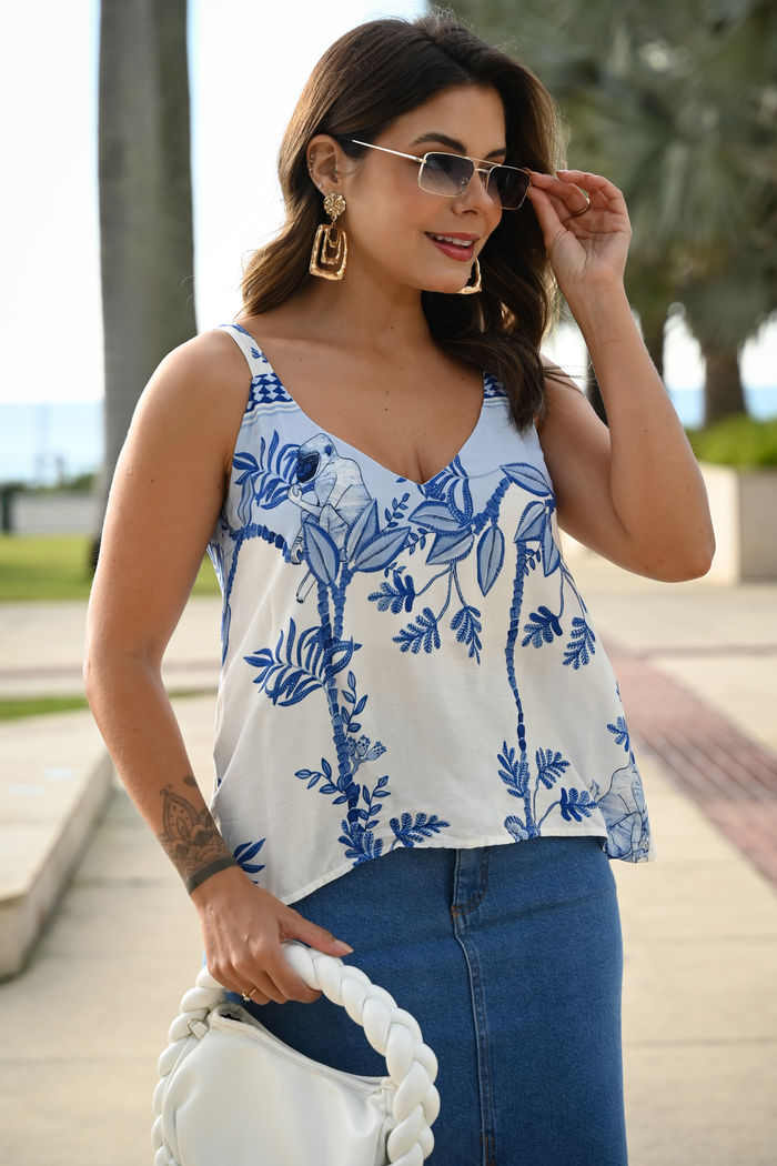 Blusa Tarcila em Tecido de Viscose com Estampa Digital Off White e Azul - Alças Reguláveis