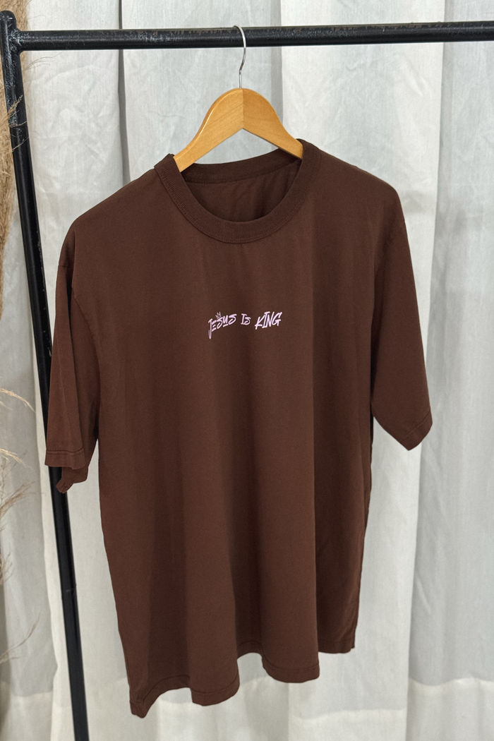 T-shirt Oversized - Jesus is King - Marrom