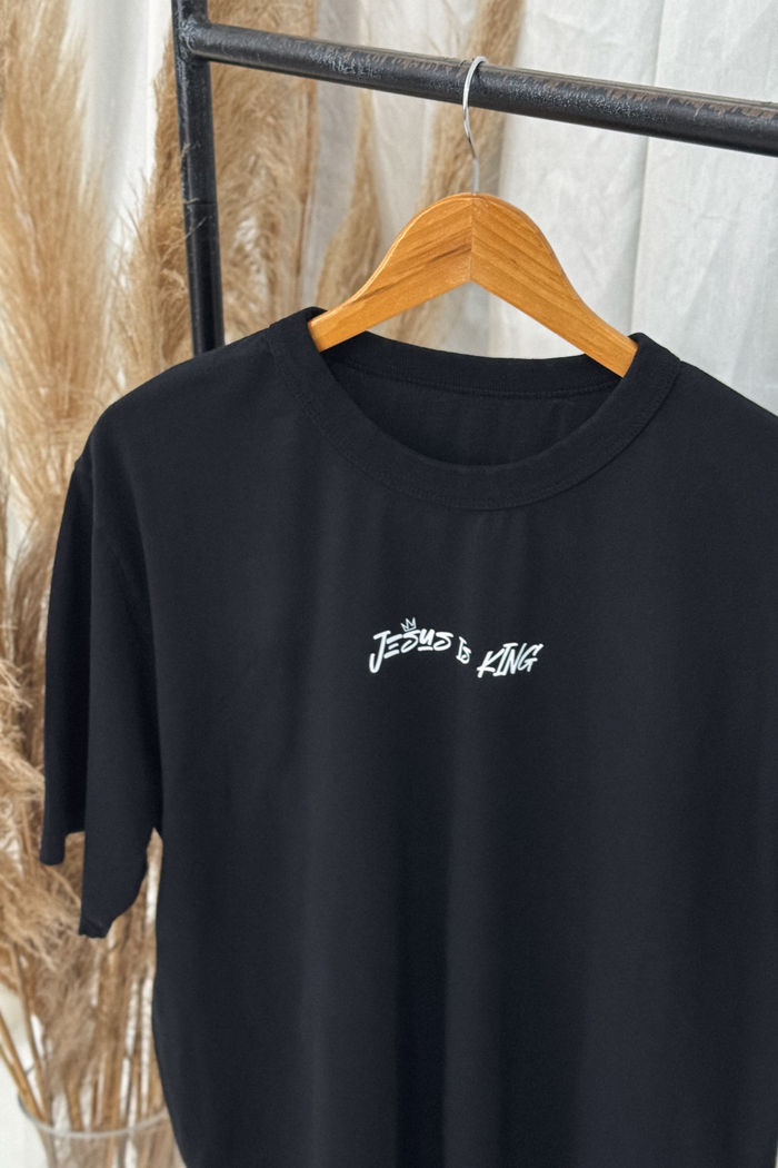 T-shirt Oversized - Jesus is King - Preta