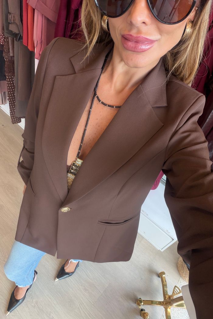 Blazer Longo Drama Signature Alfaiataria Premium com Martingale 1 botão cor Marrom Café