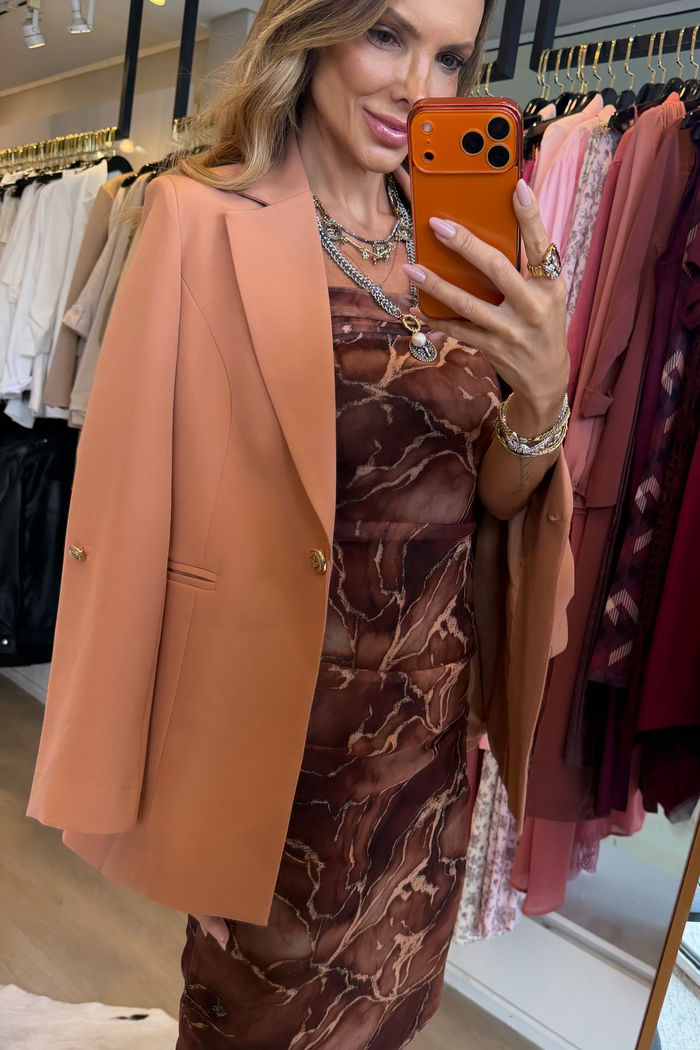 Blazer Longo Drama Signature Alfaiataria Premium com Martingale 1 botão cor Doce de Leite