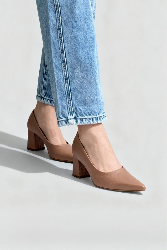 Scarpin Clássico em Couro com Salto Bloco Amêndoa