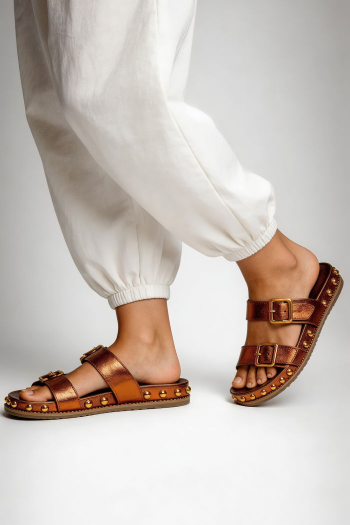 Papete Moderna com Fivelas e Rebites Bronze