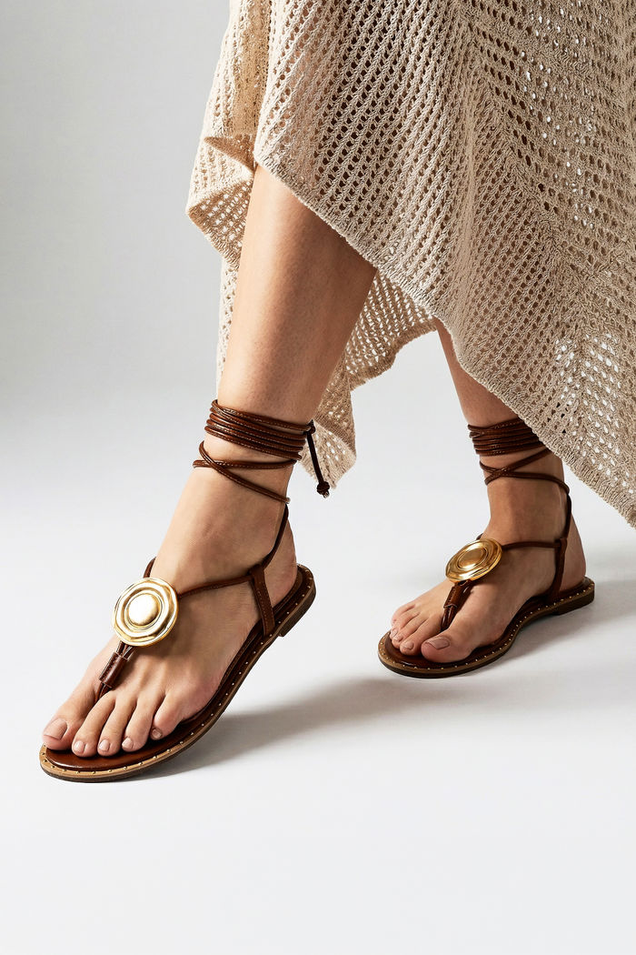 Rasteira com Enfeite Metálico e Amarração Tostado