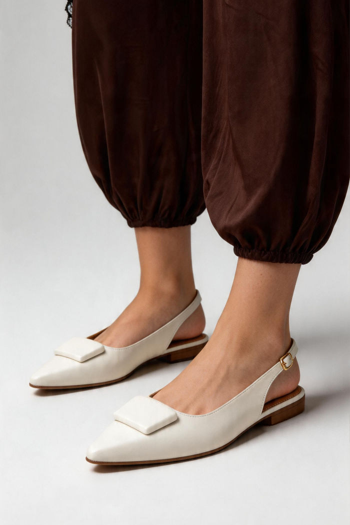 Chanel Rasteiro com Enfeite Off White